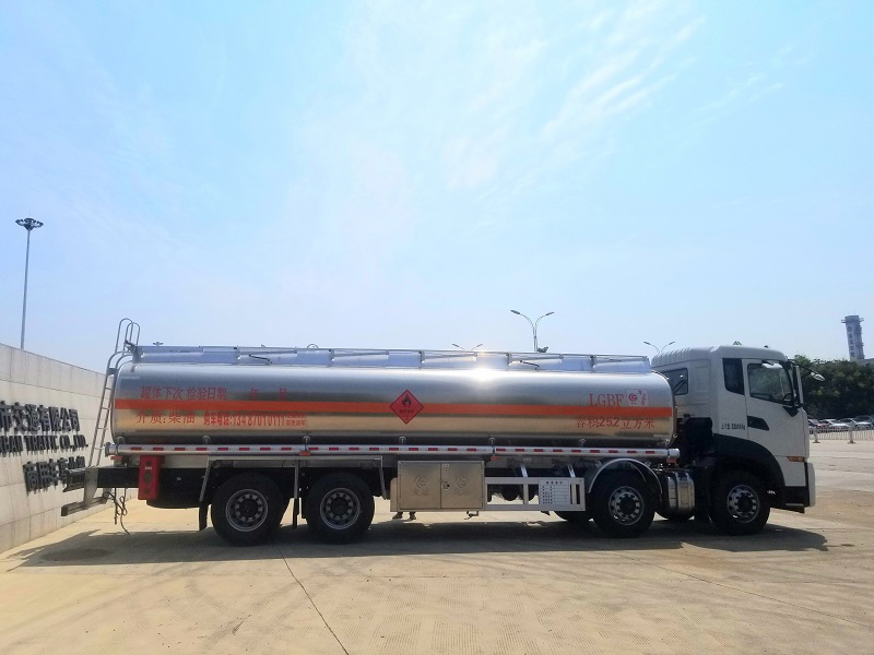 國六東風(fēng)天龍前四后八油罐車