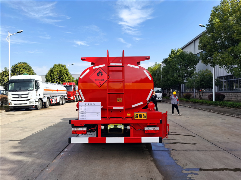 消防隊(duì)專(zhuān)用國(guó)六東風(fēng)8噸油罐車(chē)